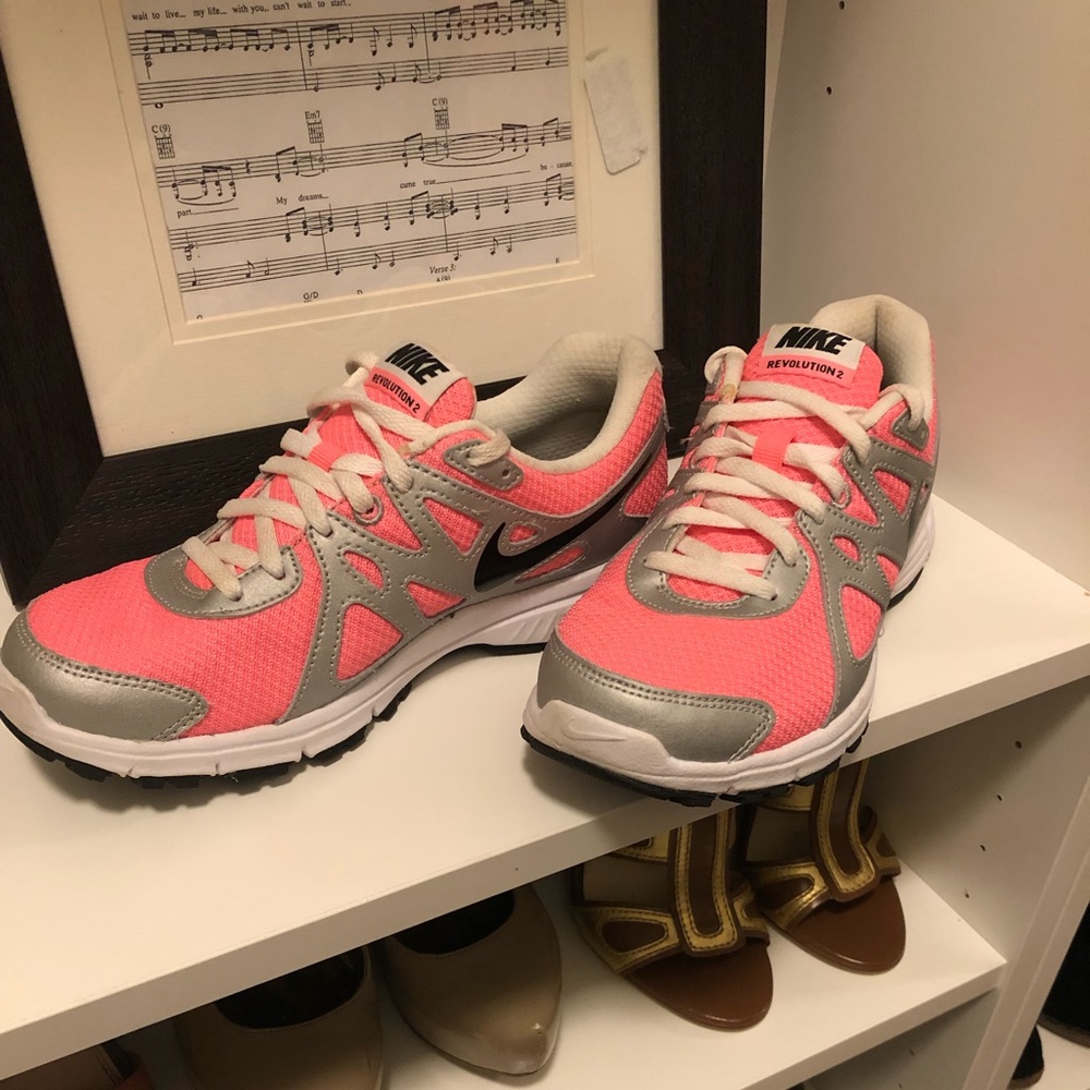 Nike Revolution 2 in Hot Pink!